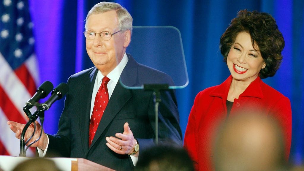 Repulikaanijohtaja Mitch McConnell yrittää viedä Obamacaren korvaavan terveydenhuoltolain senaatissa läpi kahden vuoden siirtymäajalla.