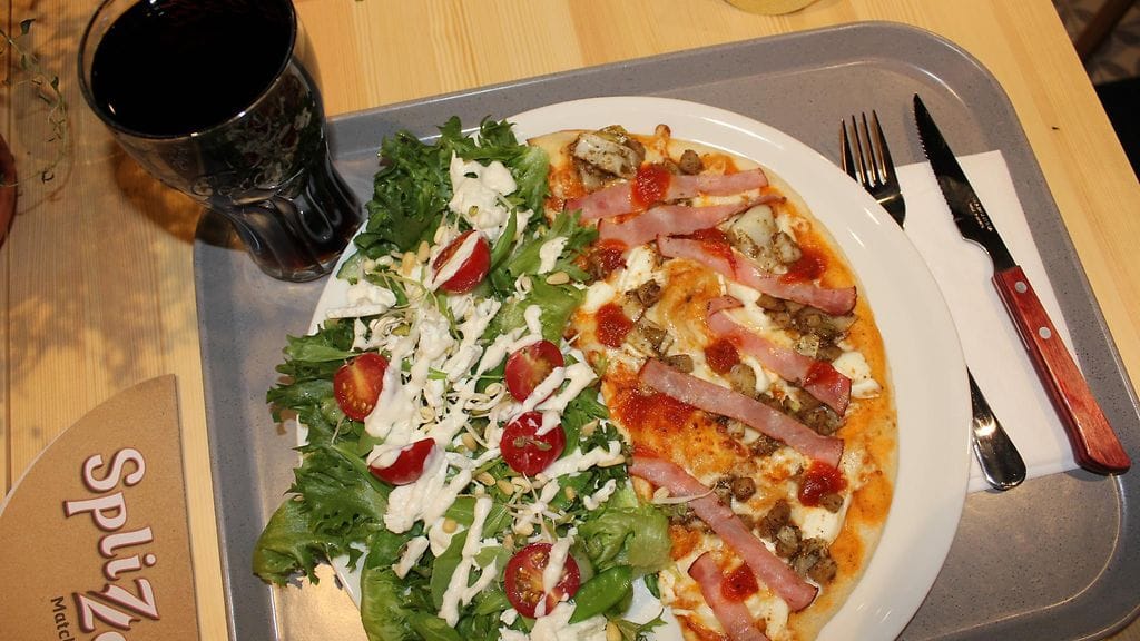 Splizzeriassa tarjoillaan myös Splizzalaatteja eli annoksia, joissa puolet on pizzaa ja puolet salaattia.