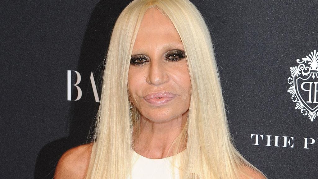 Donatella Versace pahoitteli henkilökohtaisesti Kiinaa loukannutta paitaa.