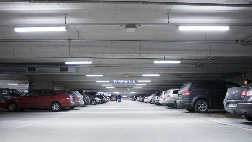 Kuva Helsinki-Vantaan lentoaseman P5-pysäköintihallin uudesta ledivalaistuksesta.