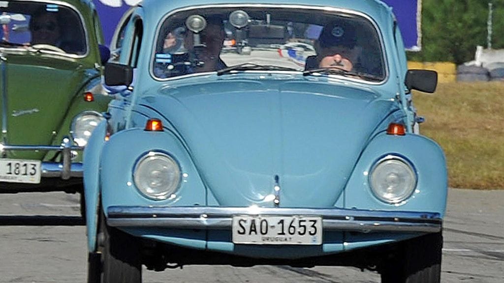 Uruguayn presidentti Jose Mujica kuplavolkkarissaan juhlaparaatissa 13. toukokuuta 2014.