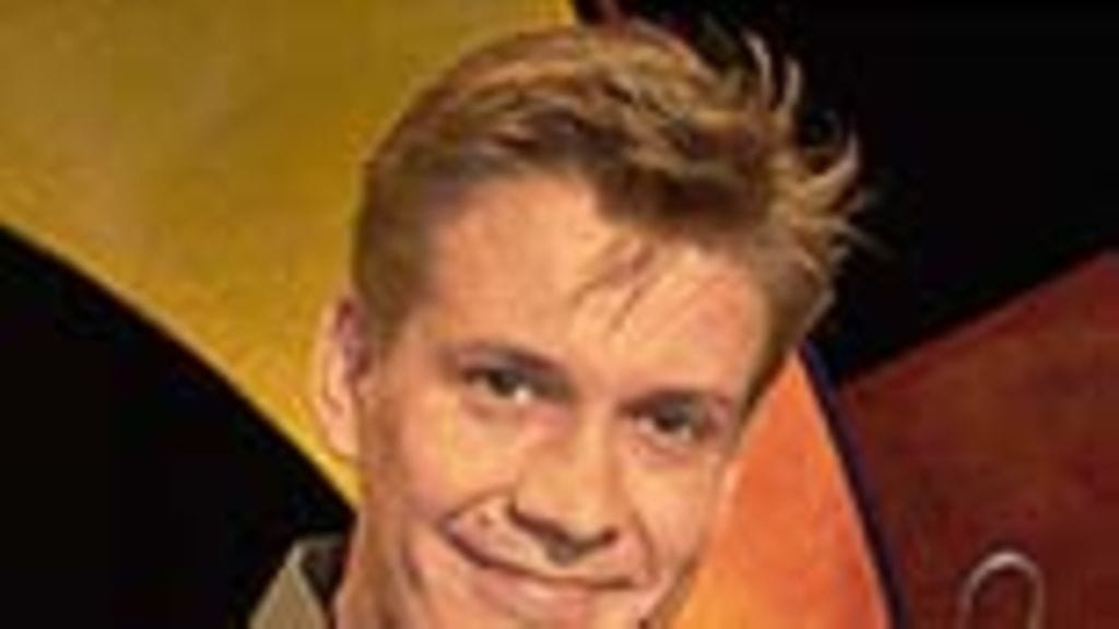 Näyttelijä Santeri Kinnunen on kova poika lajittelemaan sukkia.