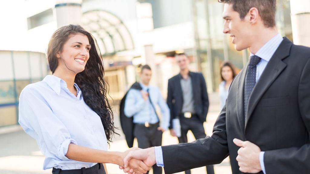 Kättelyyn yhdistetään luottamuksen ja yhteisöllisyyden tunteita.