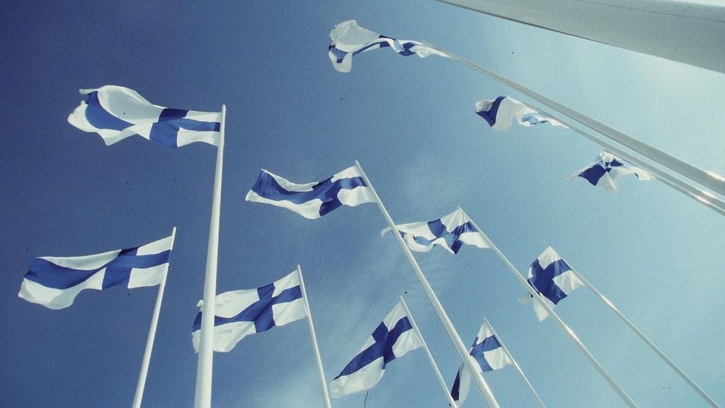 Suomen liput liehuvat huomenna kirkkaassa pakkassäässä.