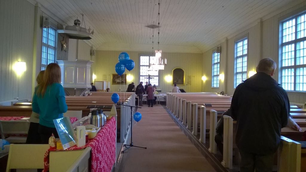 Äänestäjiä Porvoon pikkukirkossa vuoden 2014 seurakuntavaaleissa.