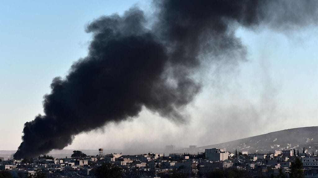 Arkistokuvaa Syyriassa tehdystä ilmaiskusta.