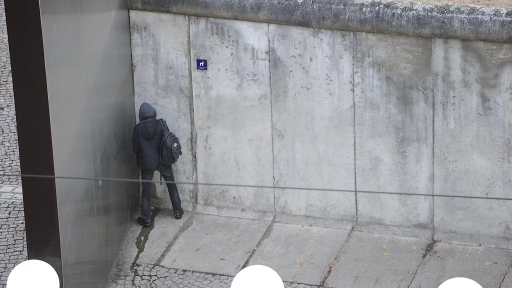 Ohikulkija virtsasi Berliinin muurille valoinstallaation takana vain muutamia tunteja ennen 25-vuotisjuhlallisuuksien alkua 9. marraskuuta 2014.