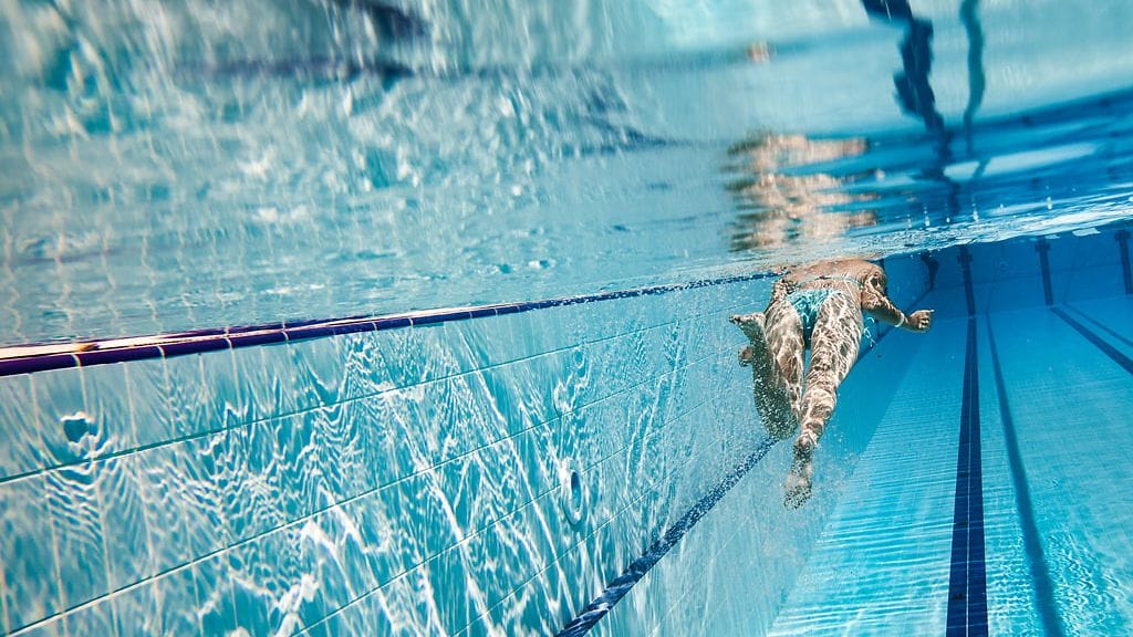 Vesiliikunta hellii niveliä.