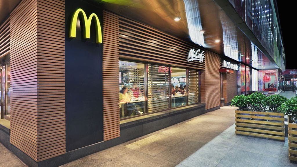 Singaporen McDonald'sissa iso juoma todellakin on iso.
