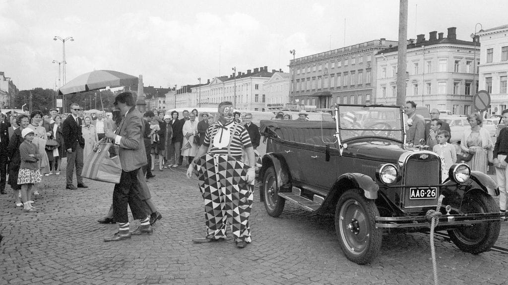 Sirkus Papukaijan Onni-klovni ja Fakiiri Kronblom lähdössä Papukaijakerholaisten laivaristeilylle vuonna 1962.
