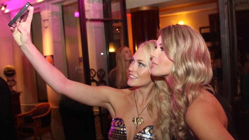 Missit Krista Haapalainen ja Anni Uusivirta Eläinsuojelugaalassa 15.11.2014.