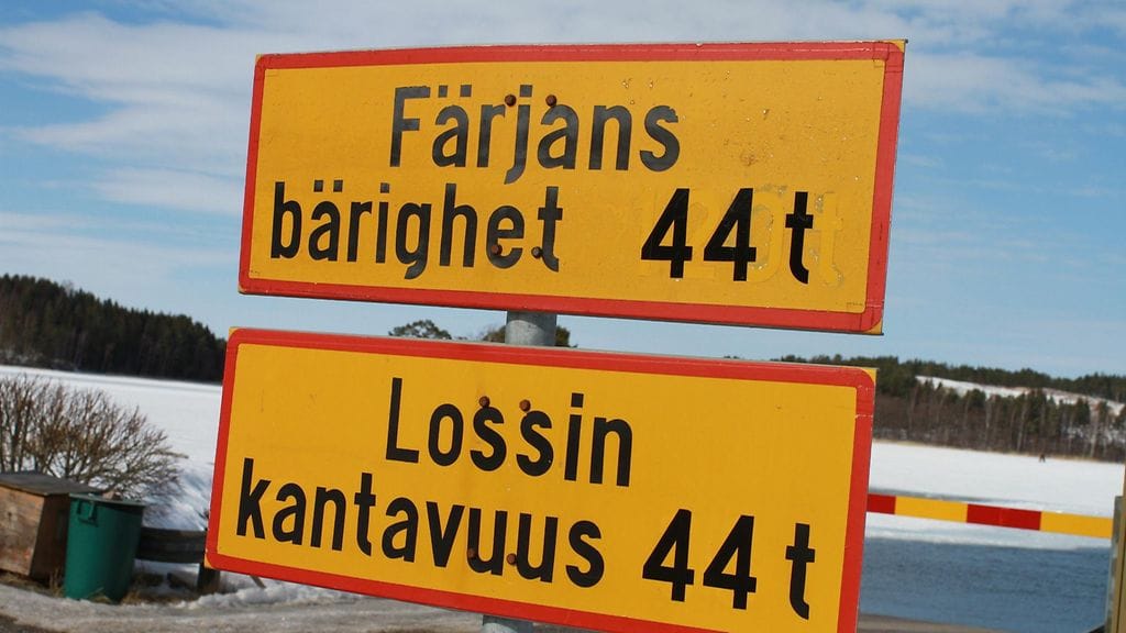 Liikennemerkki Paraisilla molemmila kotimaisilla kielillä.