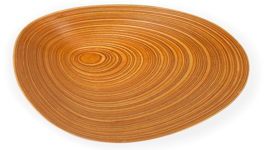 Pariskunta oli myymässä kuvan tyylistä suomalaismuotoilija Tapio Wirkkalan vanerivatia vitosella. Lopulta teos myytiin kymppitonnilla.