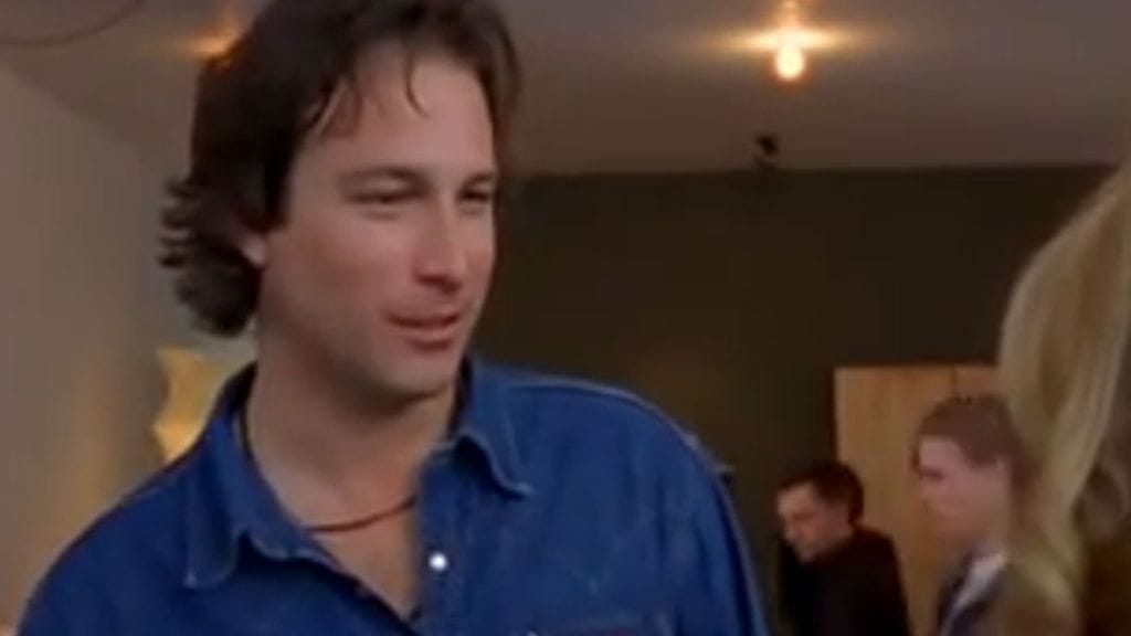 Jo Sinkkuelämää-sarjassa nähtiin miehekäs puuseppä. Kuvakaappaus Youtubesta.