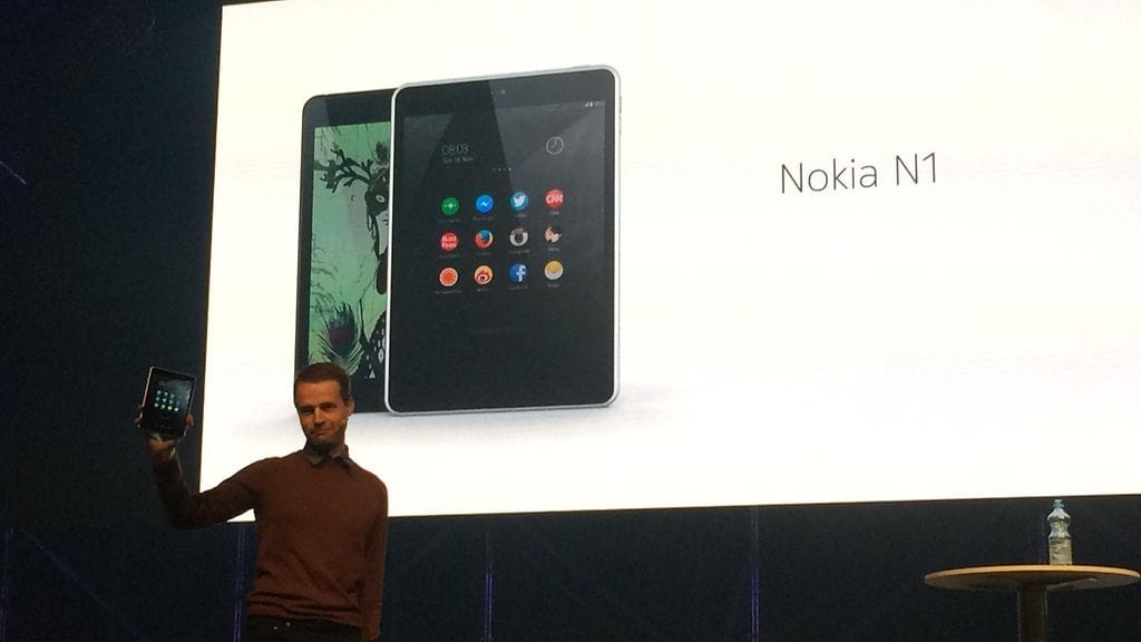 Nokian teknologiayksikön johtaja Sebastian Nyström esittelee Yhtiön uutta N1-tablettia.