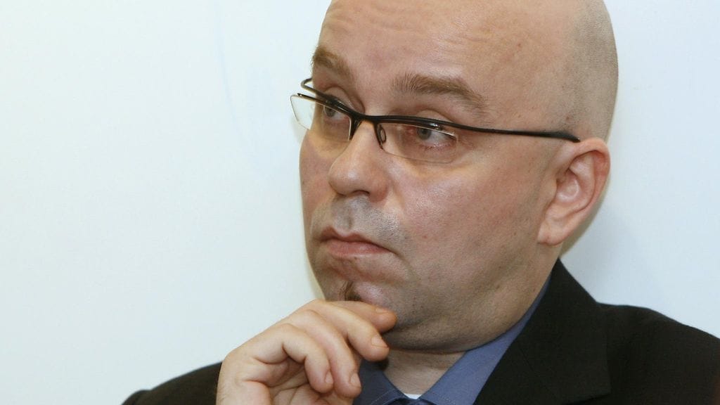 Analyytikko Hannu Rauhala Pohjola Pankista arvioi, että Nokia pyrkii hyödyntämään arvokasta brändiään myymällä sitä kumppaneilleen.