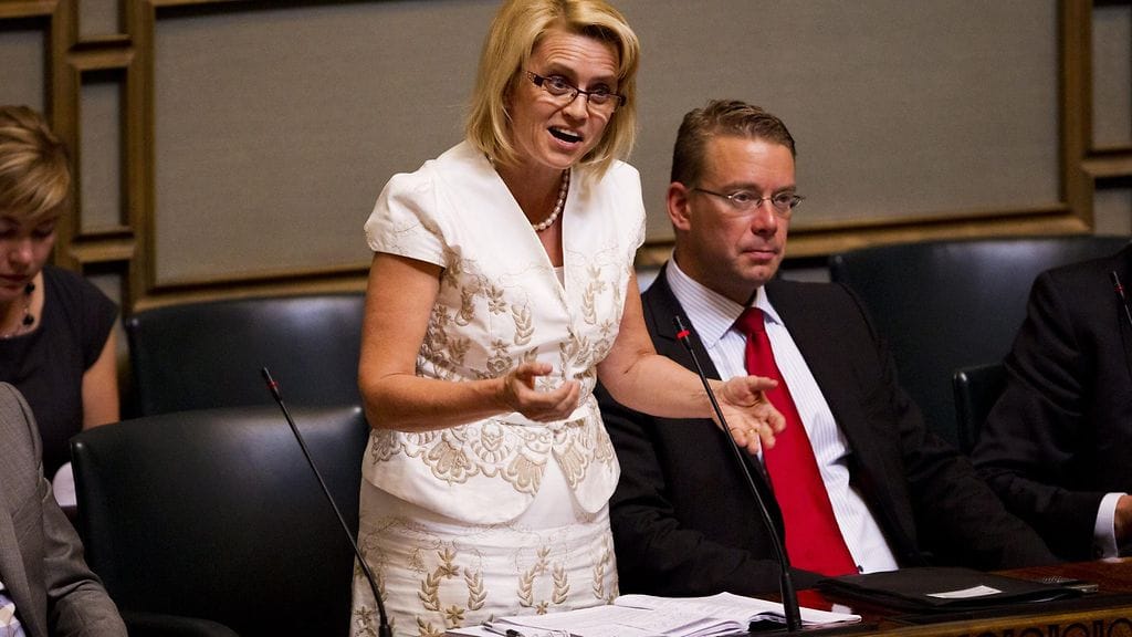 Kansanedustaja Stefan Wallin (oik.) pöyristyi sisäministeri Päivi Räsäsen (kd.) perusteluista avioliittolain pitämisestä nykyisellään. Kuva vuodelta 2011, jolloin Wallin (r.) toimi vielä puolustusministerinä.