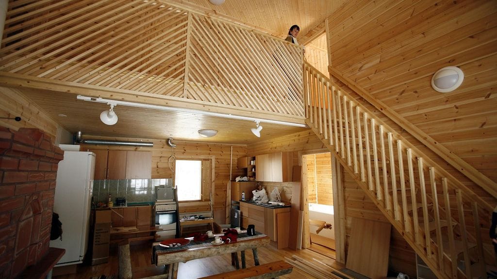 Kiinteistövälittäjän mukaan nykyiset asunnonostajat vieroksuvat lähes aina perinteistä mäntypanelointia. Kuva Kolin loma-asuntomessujen näyttelyalueelta vuonna 2006.