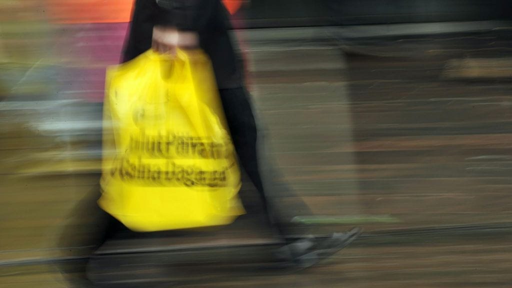 Varkaat olivat keränneet tavaraa keräilykasseihin ja pakanneet ne Stockmannin muovikasseihin sovituskopissa tai vessassa. Kuvituskuva.