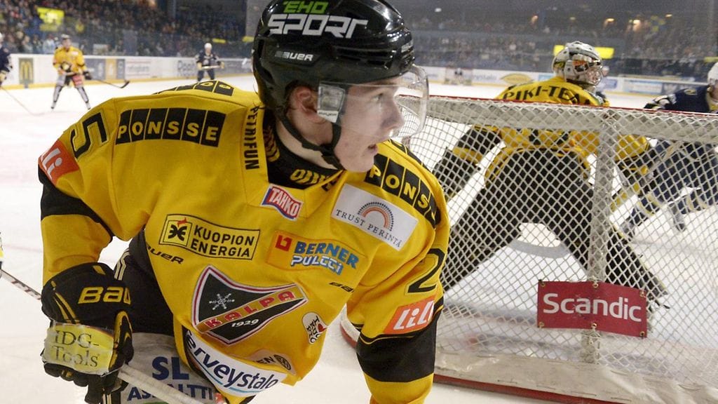 Mikael Seppälä lensi rajusti kylki edellä päin laitaa.