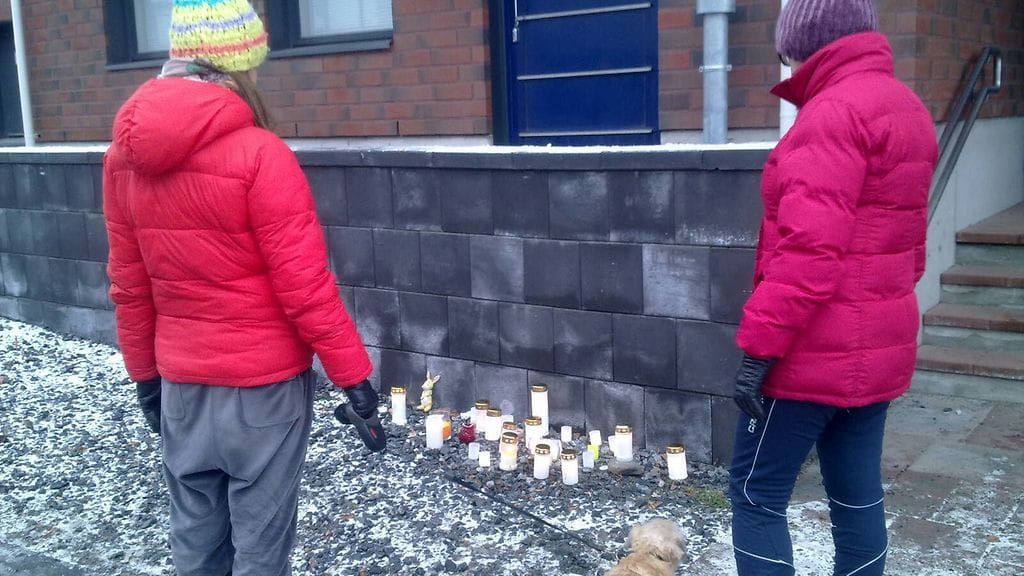 Kuopiolaiset hiljentyivät sunnuntaina 23.11.2014. Äidin epäillään surmanneen kaksi alle koulu-ikäistä lastaan kyseisessä talossa lauantaina.
