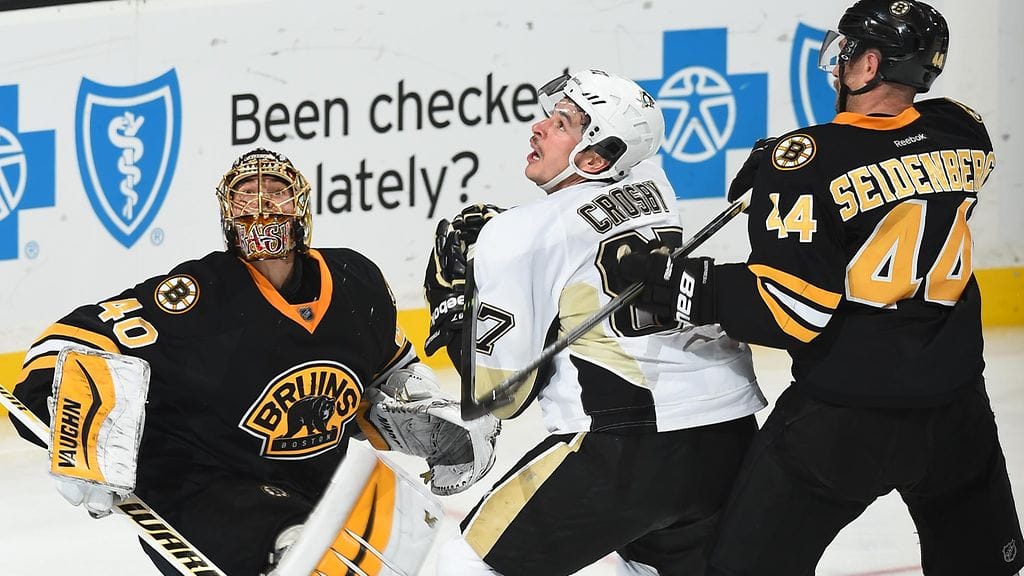 Tuukka Rask tähyää kiekkoa