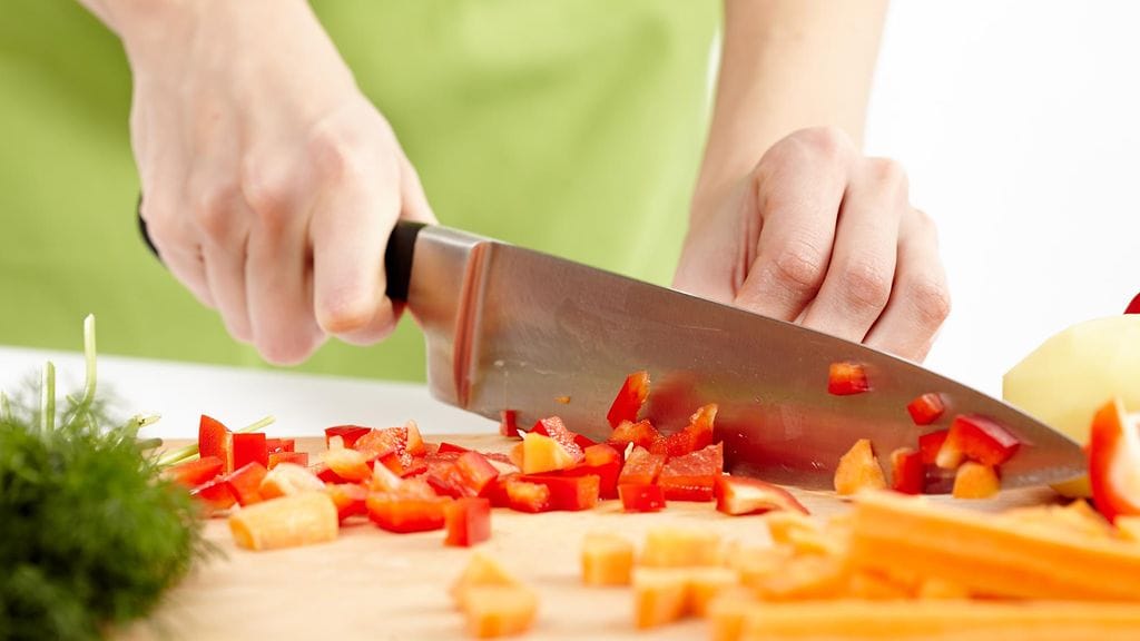 Moni käyttää huomaamattaan keittiöveitsiä väärin.