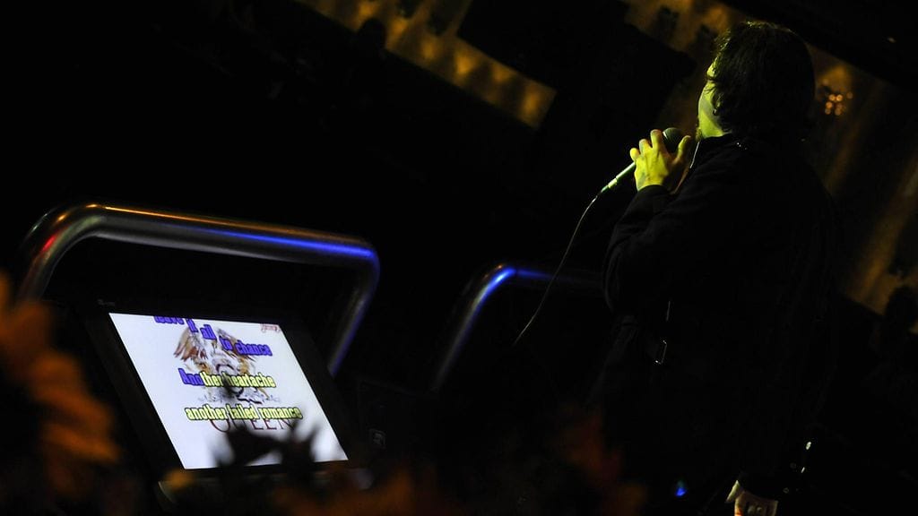 Karaokebaarien vakiokävijät edellyttävät laulupaikaltaan muun musssa hyvää äänentoistoa ja levyvalikoimaa.