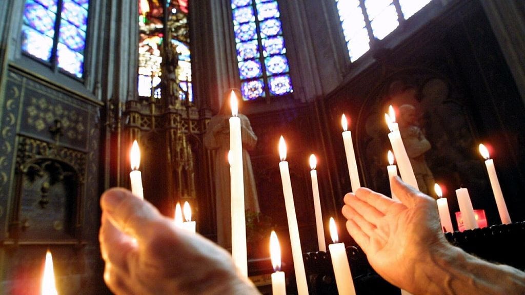 Entisajan ihmisille kynttilät olivat lähinnä kirkoissa nähtävää luksusta. Kuvituskuva.