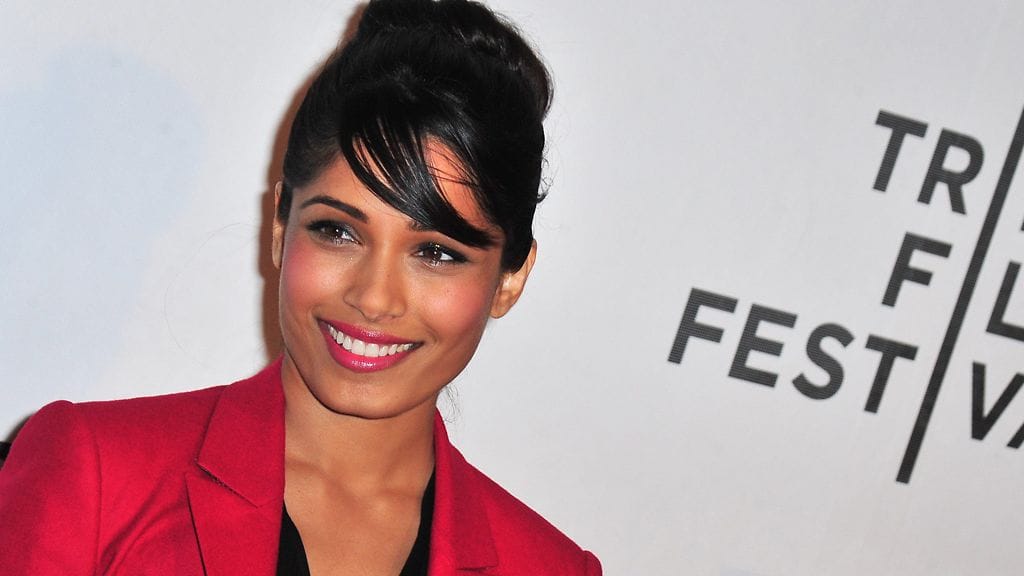 Otsatukka-Freida-Pinto-kulmikas