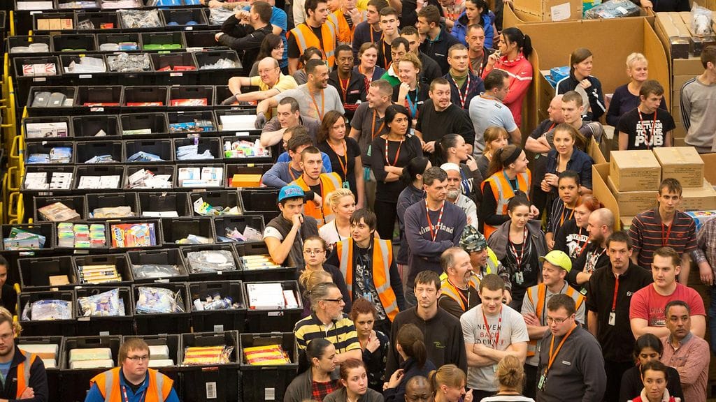 Amazon.com-verkkokaupan työntekijät valmistautuvat Black Friday Week -tapahtumaan Briteissä.