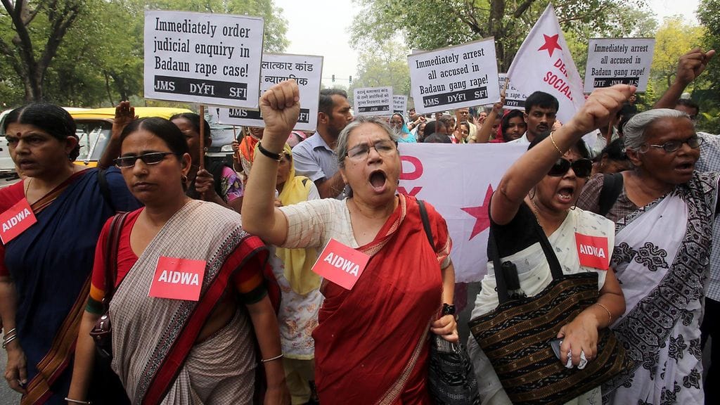 Uttar Pradeshin osavaltion hallintoa vastustavat mielenosoittajat marssivat Delhin kaduilla toukokuussa 2014. Mielenosoitus järjestettiin kahden teini-ikäisen tytön tultua joukkoraiskatuiksi ja hirtetyiksi osavaltion alueella aiemmin samassa kuussa.