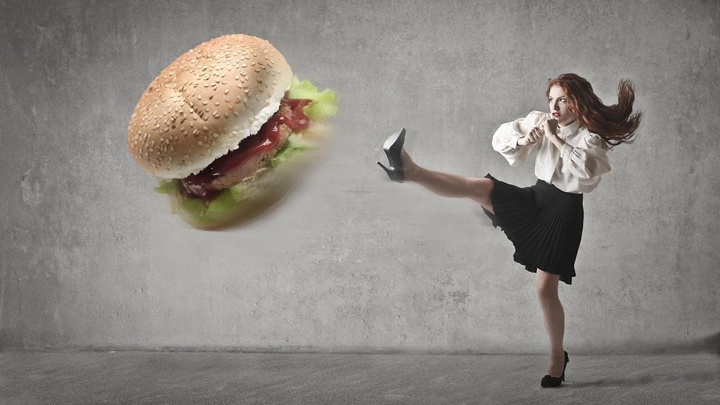 Haluatko hillitä holtitonta syöpöttelyä? Tee muutama käytännönmuutos!