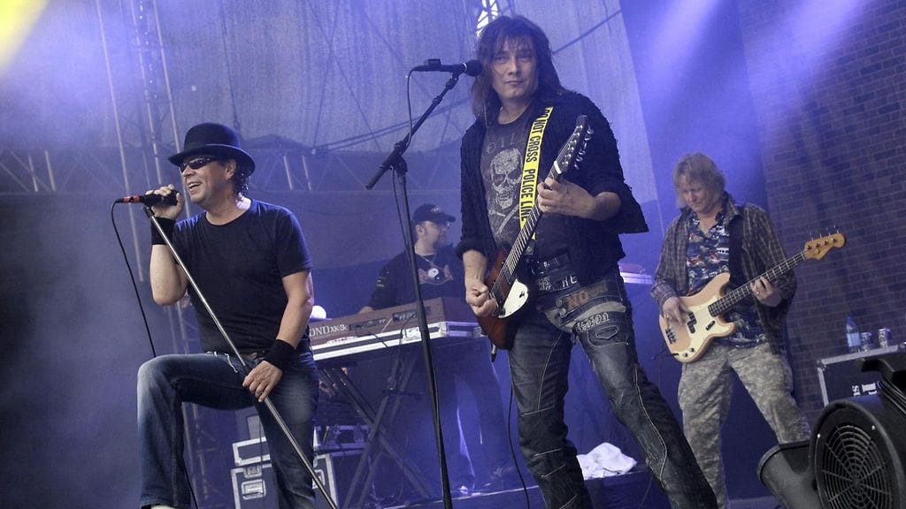 Costello Hautamäki (oikealla edessä) lämmittelee yleisön Roxettea varten.