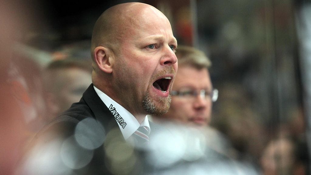 JYP-valmentaja Marko Virtanen myönsi, että joukkue pelasi heikosti voitosta huolimatta. Arkistokuvaa.