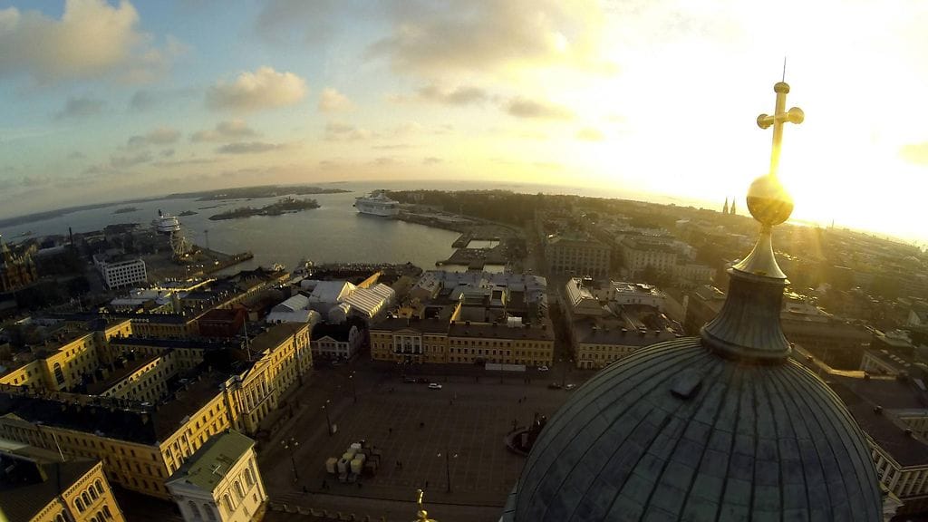 Helsingin tuomiokirkon kupolin risti hehkuu marraskuun harvinaisessa auringonpaisteessa ensimmäisenä adventtisunnuntaina 30. marraskuuta 2014. Kirkosta eroaminen on jatkunut tavallista vilkkaampana, mutta viikonlopun aikana evankelisluterilaiseen kirkkoon on myös liitytty normaalia enemmän.