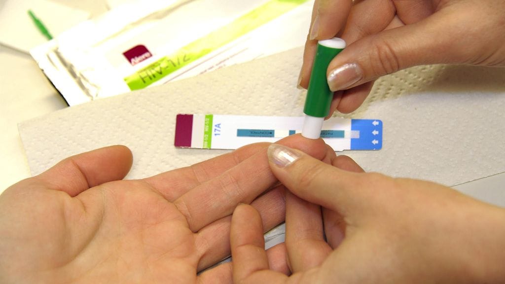 Kuvituskuvaa HIV-verikokeesta.
