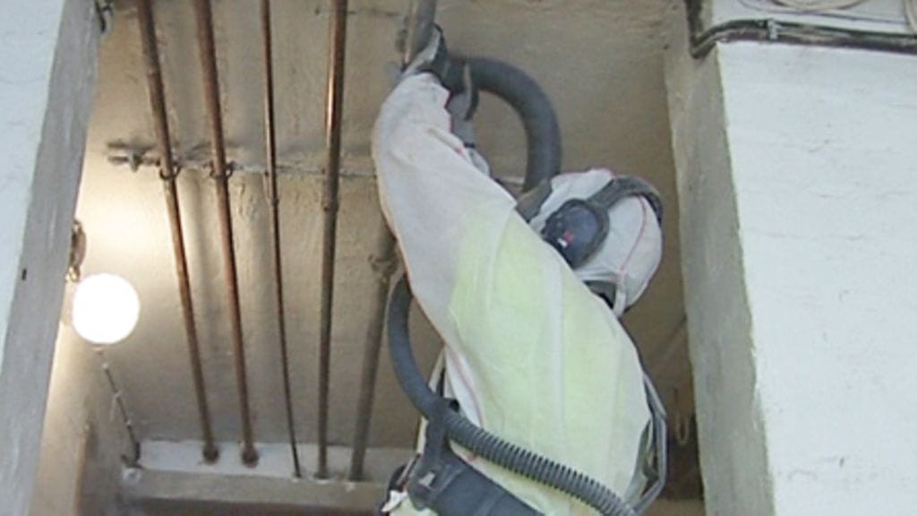 Asbesti voi sairastuttaa suojapuvuista huolimatta.