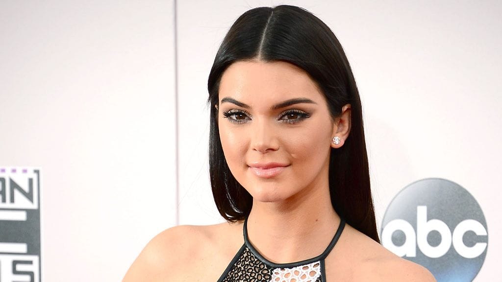 Supersiloiteltua keskijakausta voidaan jo ehkä pitää Kendallin nimikkokampauksena, sillä malli viihtyy tässä hiustyylissä niin arkena kuin juhlissakin.