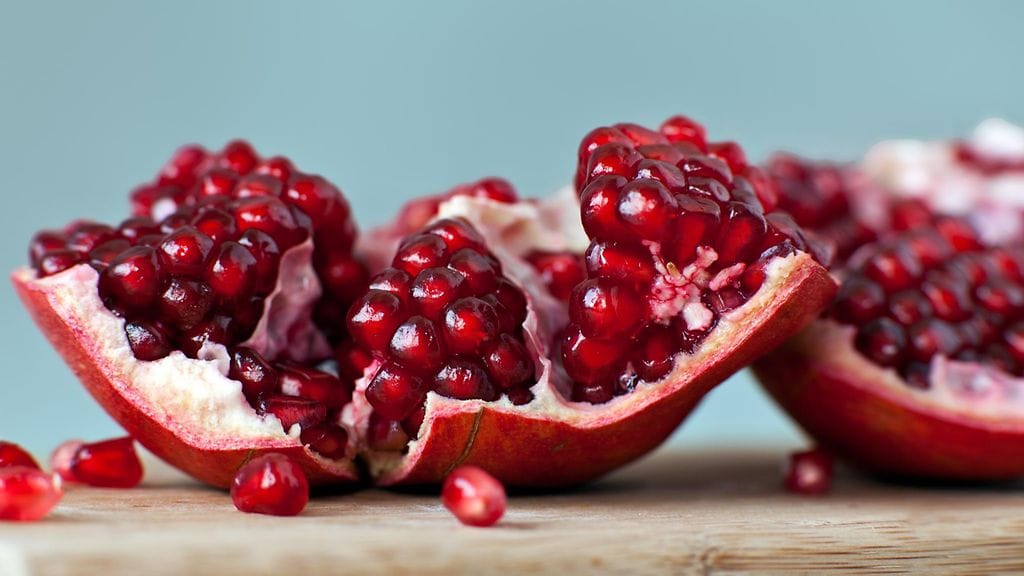 Granaattiomenan kuoriminen vaatii hieman kärsivällisyyttä – ja oikean tekniikan.