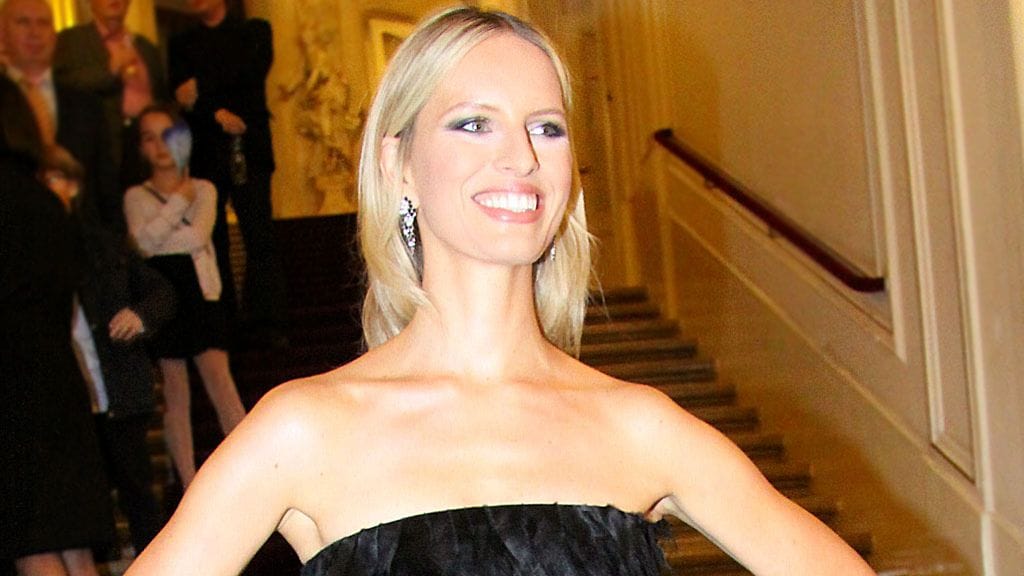 Huippumalli Karolina Kurkova hurmasi trendikkäässä höyhenpuvussa.