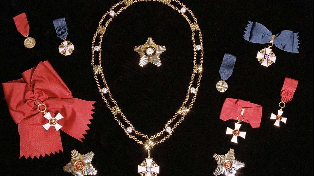Kunniamerkkejä. Pro Finlandia -mitali on vasemmassa yläkulmassa.
