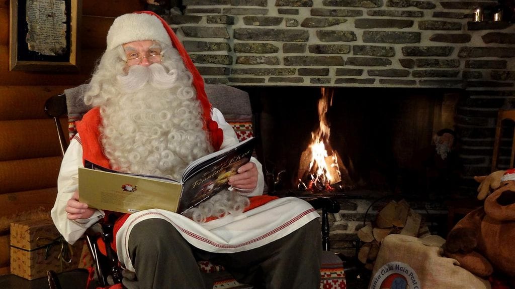 Joulupukki uuden tervehdysvideon kuvauksissa Joulupukin pääpostissa Napapiirillä lokakuussa 2014.