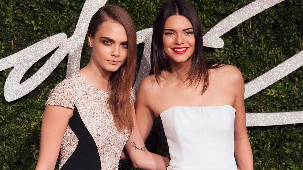 Mallit Cara Delevingne ja Kendall Jenner juhlivat yhdessä brittimuotia.