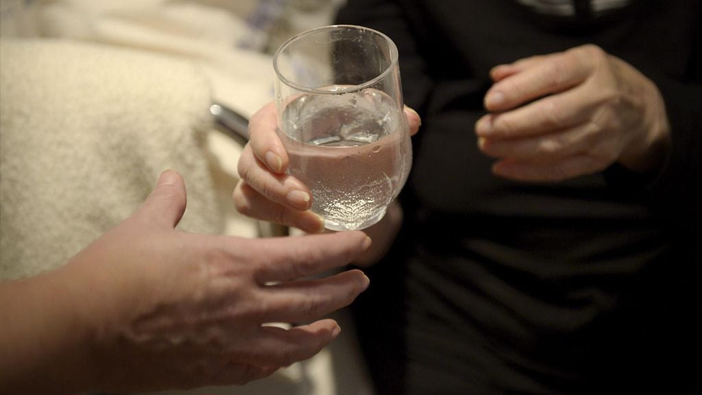 Tyypillinen omaishoitaja on viisikymppinen nainen. Myös miehet hoitavat usein omaa eläkeikäistä puolisoaan.