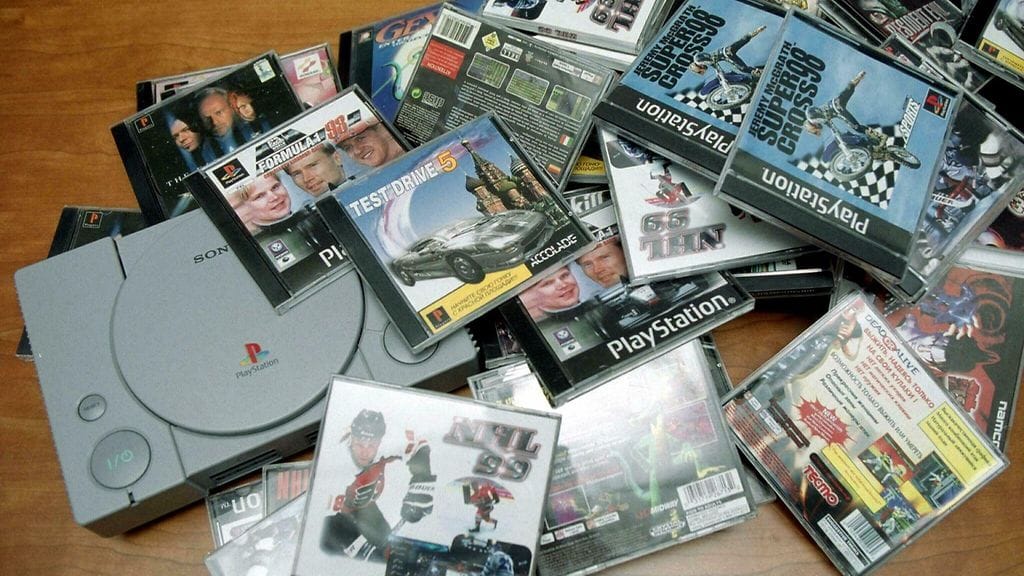 Playstation-konsolin suosio poiki peliteollisuuteenkin useita piraattikopioita, joita kuvattuna Tekijänoikeuden tiedotus- ja valvontakeskuksessa perjantaina 14. huhtikuuta 2000.