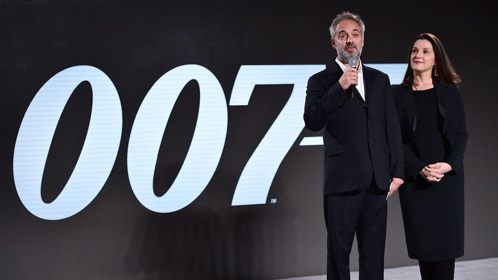 Sam Mendes (vas.) ohjaa uuden Bond-elokuvan.