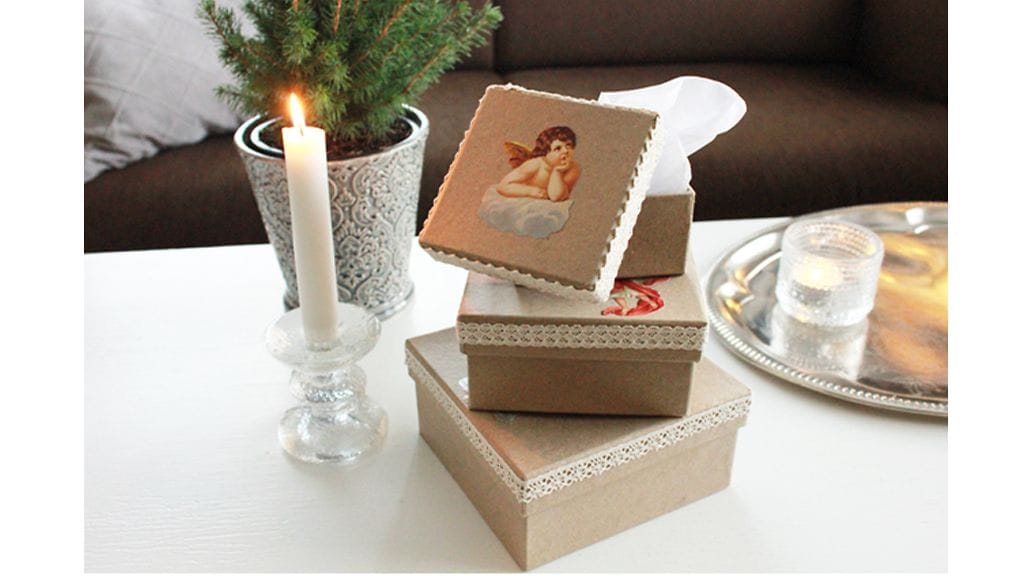 Ruskeat laatikot on helppo koristella kiiltokuvilla ja pitsinauhoilla.