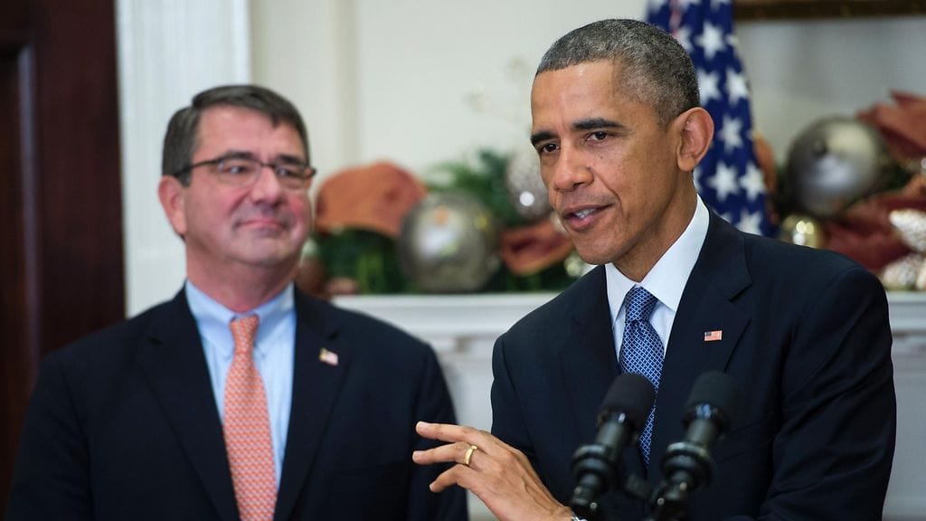 Ashton Carter (vas.) ja Barack Obama Valkoisessa talossa 5. joulukuuta 2014.