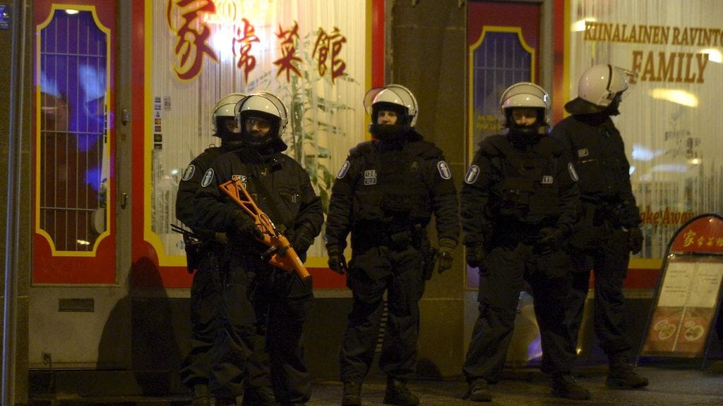 Poliisit valmiudessa seuraamassa vasemmistoanarkistien Luokkaretki lähiöst linnaan -mielenosoitusta Helsingissä.